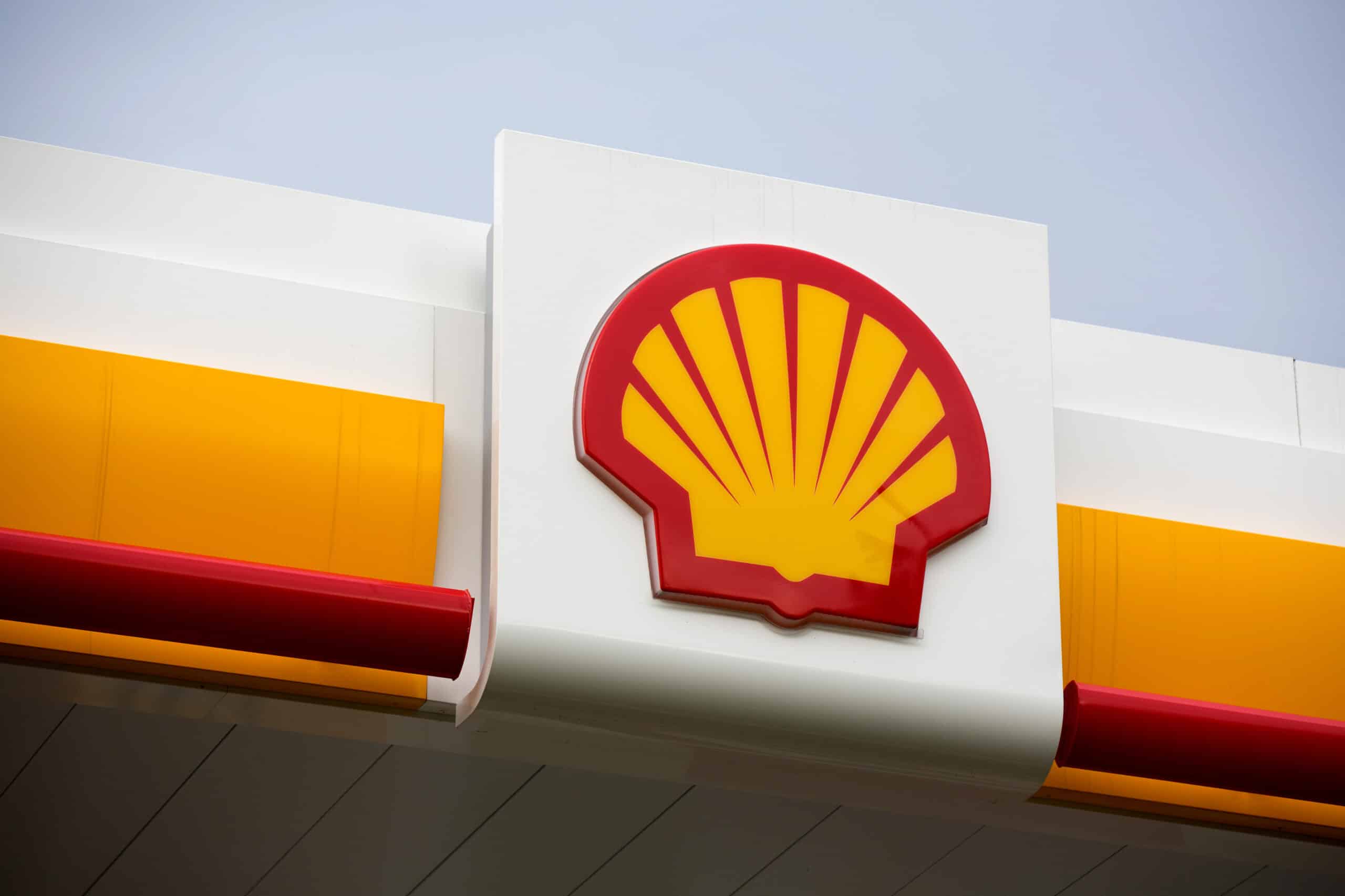 Shell shel Announces 15 Dividend Increase Amid Renewed Focus on Fossil Fuels