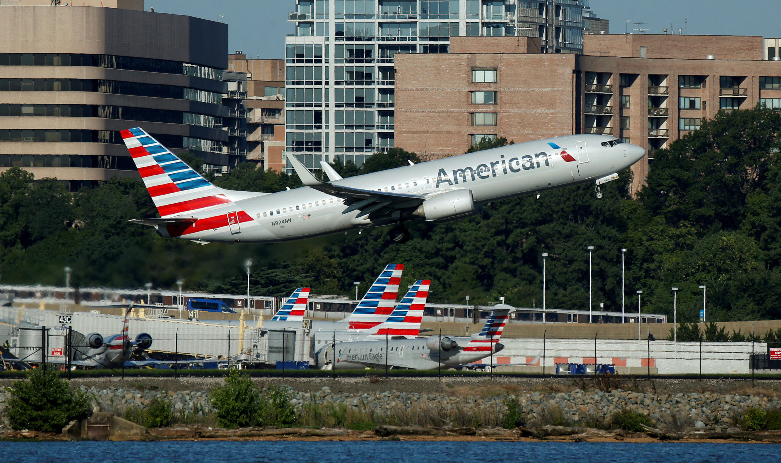 Major Us Airlines Issue Ground Stops Amid Widespread Communication Issues