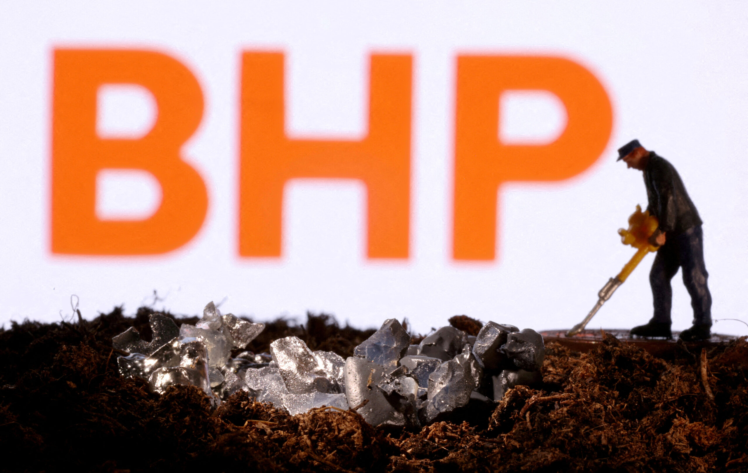 Bhp Q1 Iron Ore Output Tops Estimates Copper Production Edges Up on Better Grades at Escondida