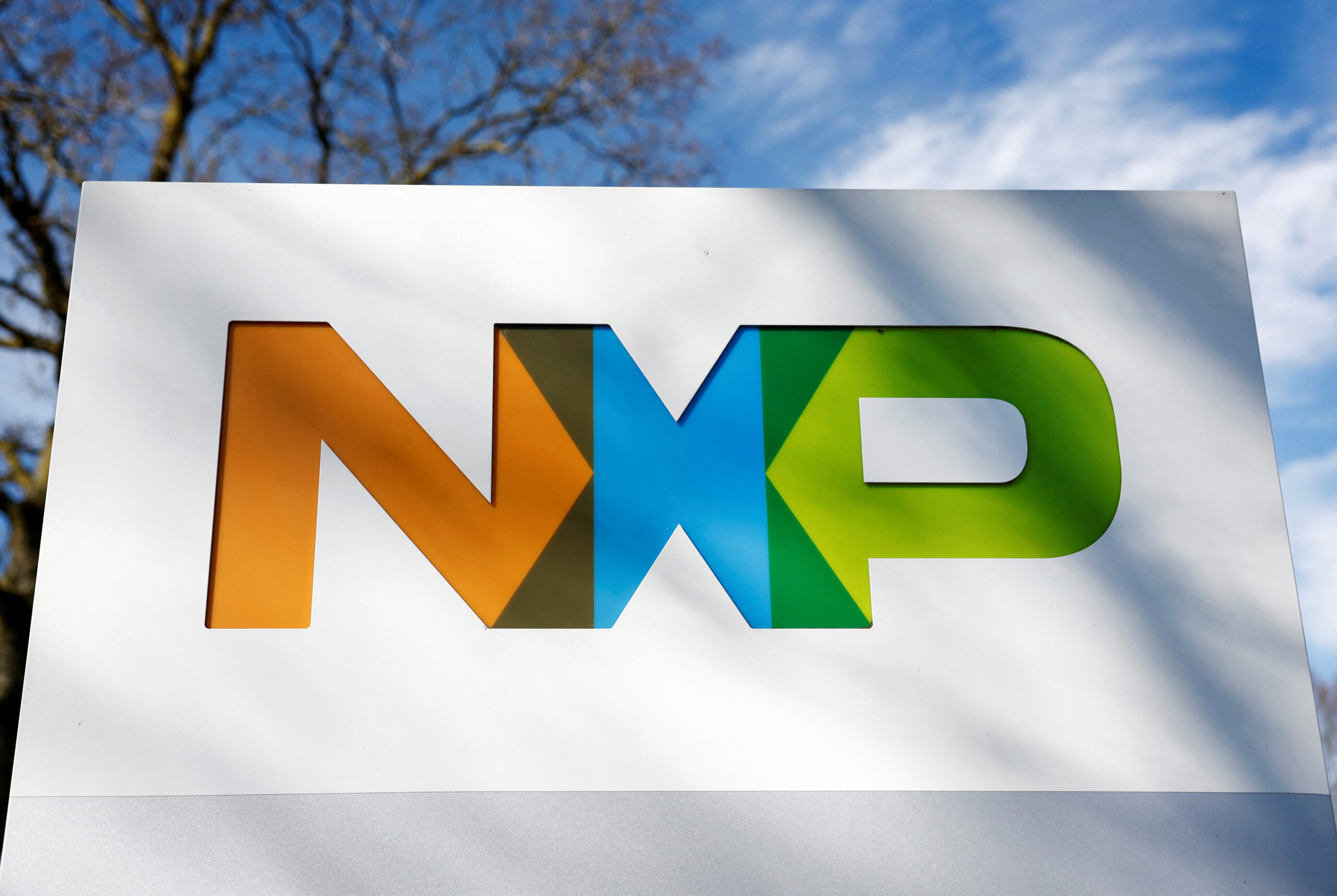 Nxp Semiconductors nasdaq Nxpi Stock Tumbles As Auto Weakness Dents Forecast