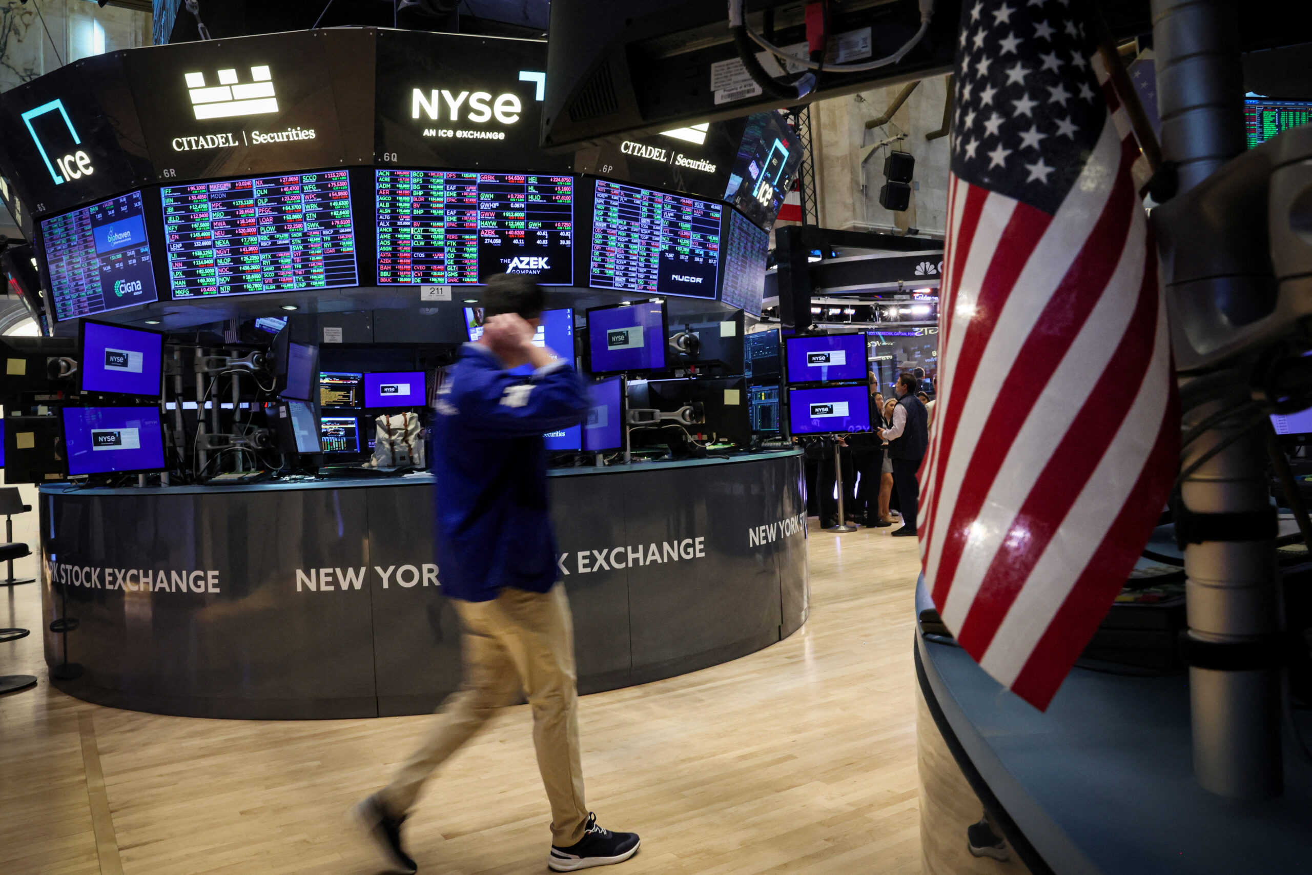 Dow and Sp Close at Record Highs Boosted by Netflix Earnings and Tech Stocks