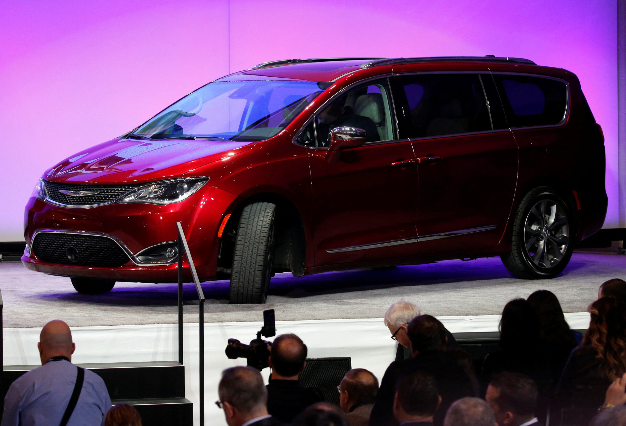 Stellantis nyse Stla Issues Recall for 24000 Chrysler Minivans Cites Fire Risks