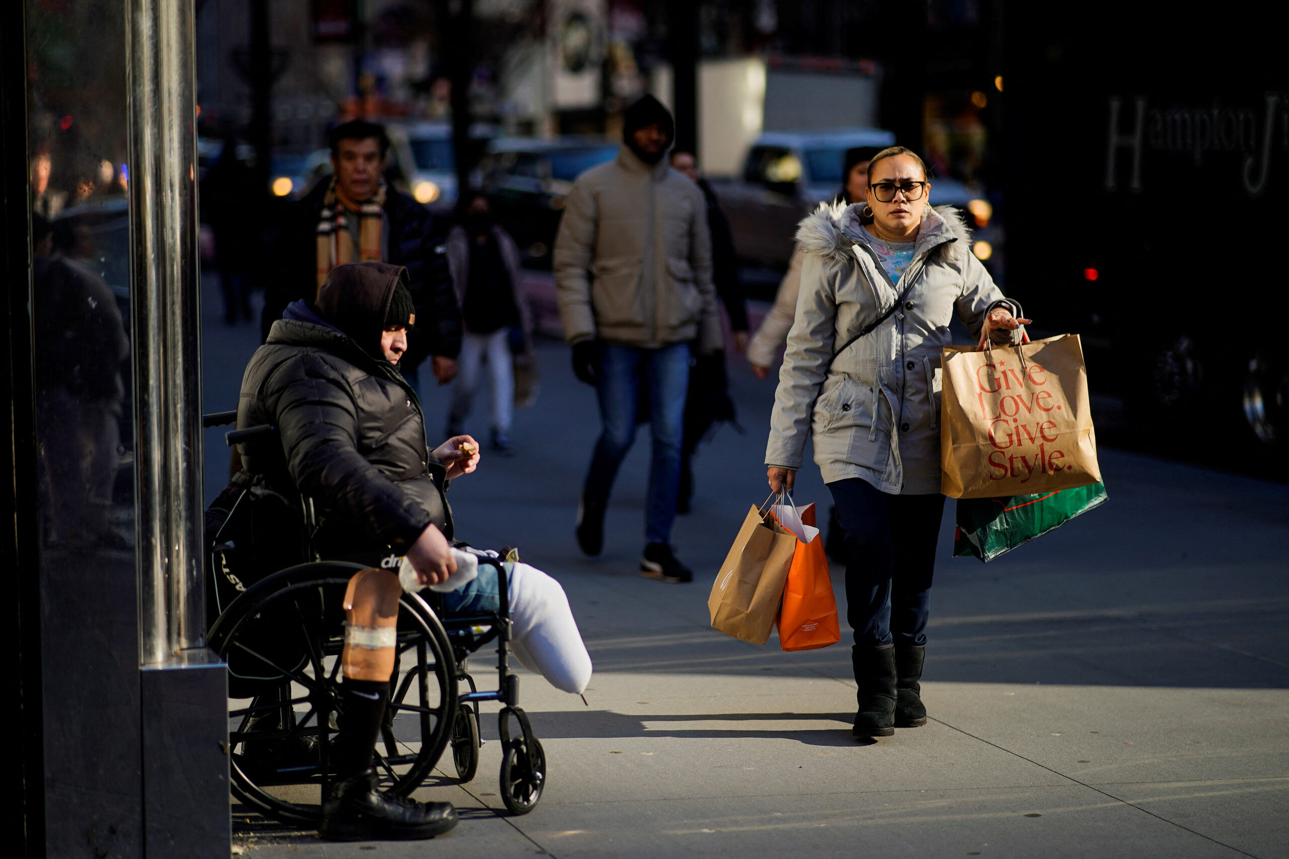 Us Consumer Sentiment Weakens in July but Inflation Expectations Improve