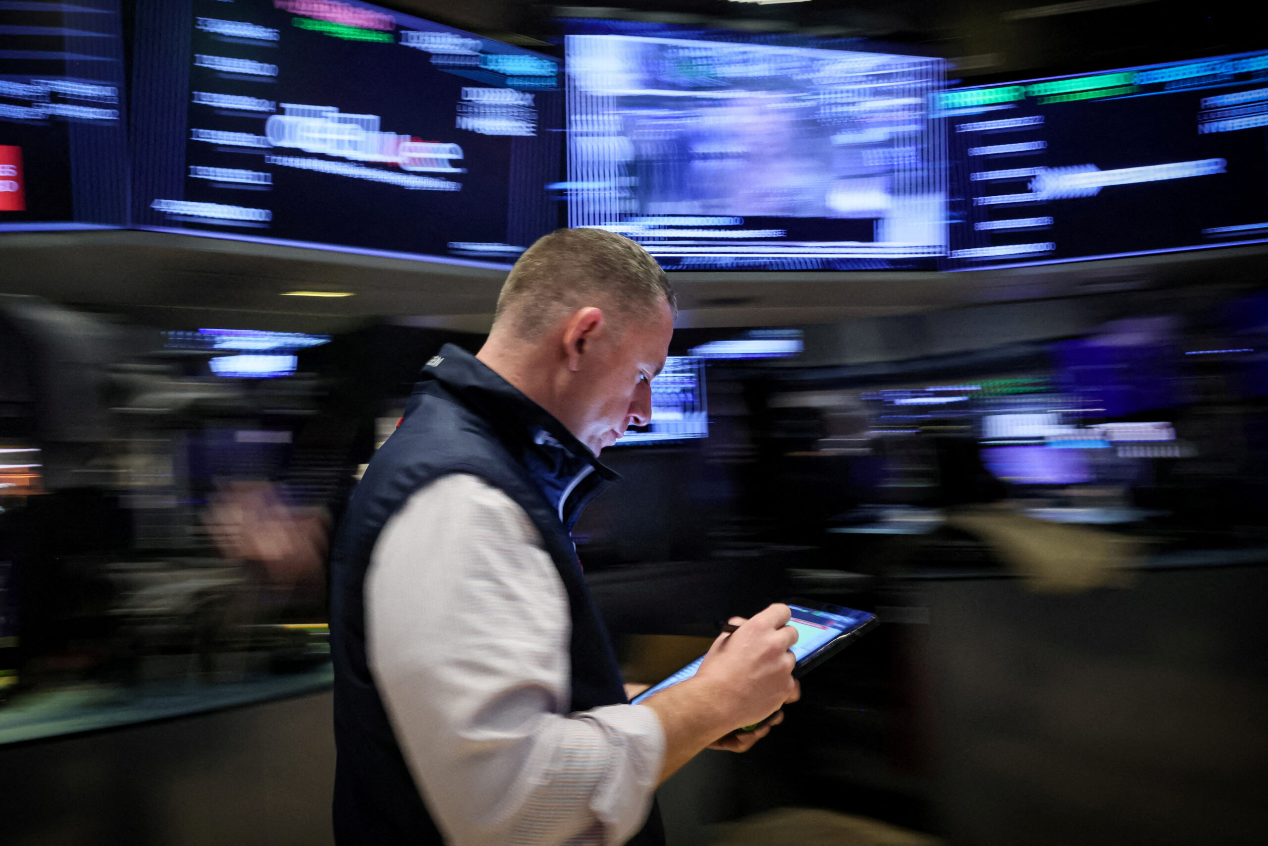 Sp 500 Nasdaq Slips on Cautious Sentiment Before Tech Earnings