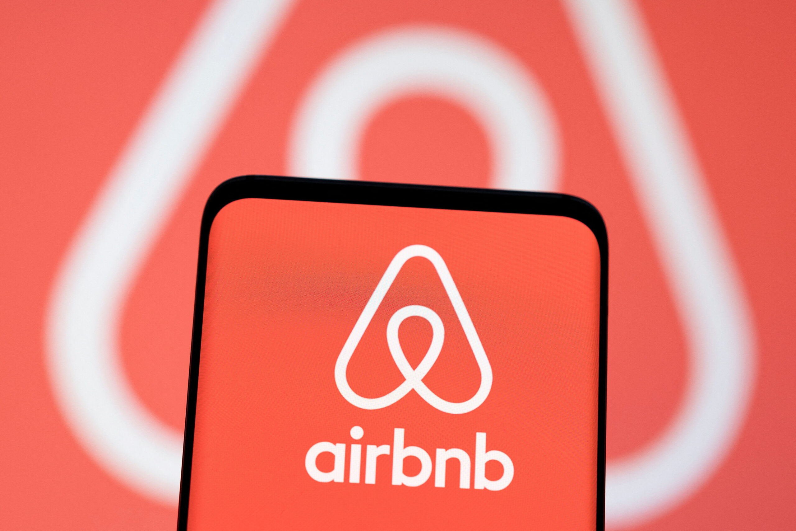 Airbnb nasdaq Abnb Stock Plummets on Bleak Q3 Revenue Guidance