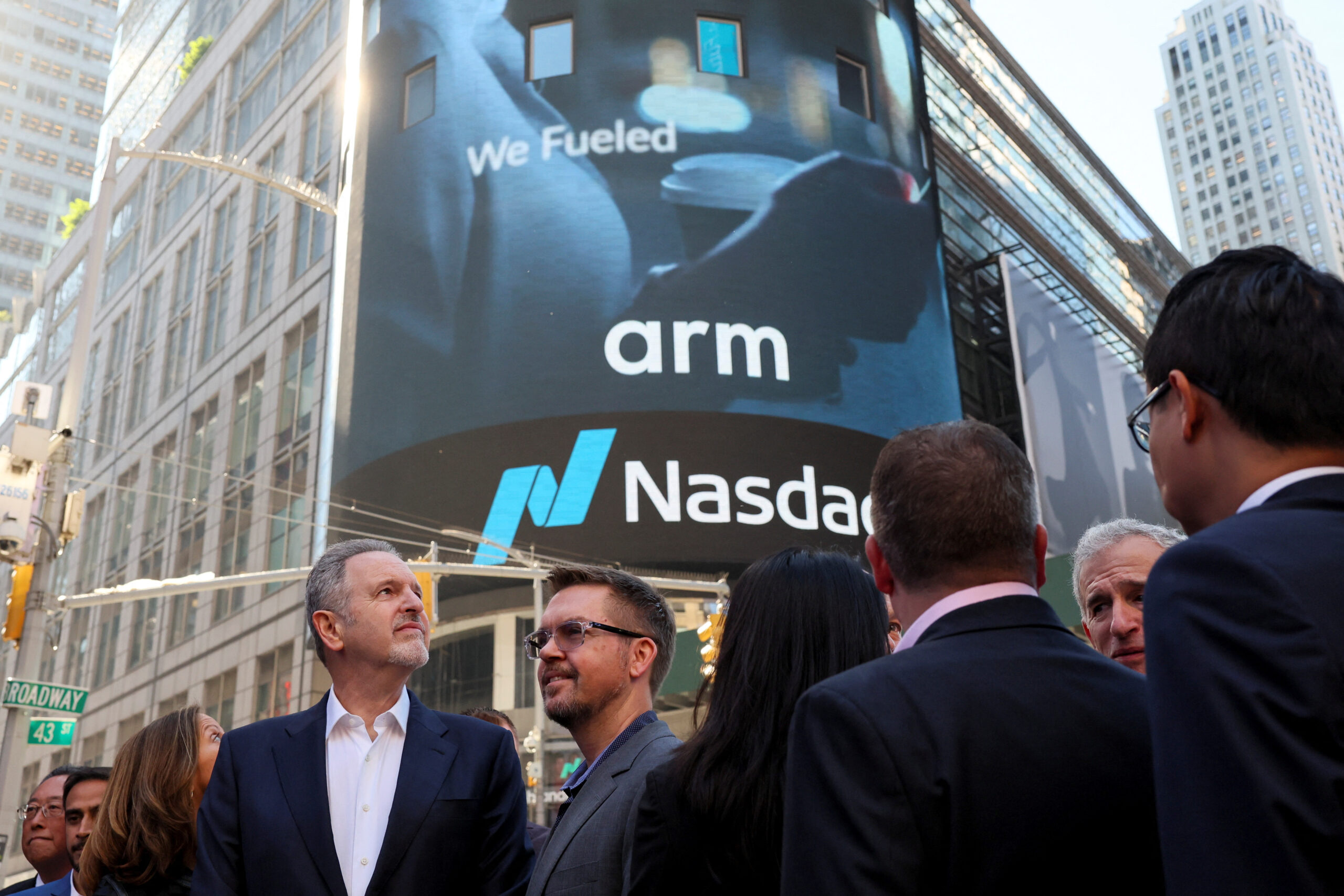 Arm Holdings nasdaq Arm Stock Tumbles on Weak Revenue Forecast and Ai Market Uncertainties