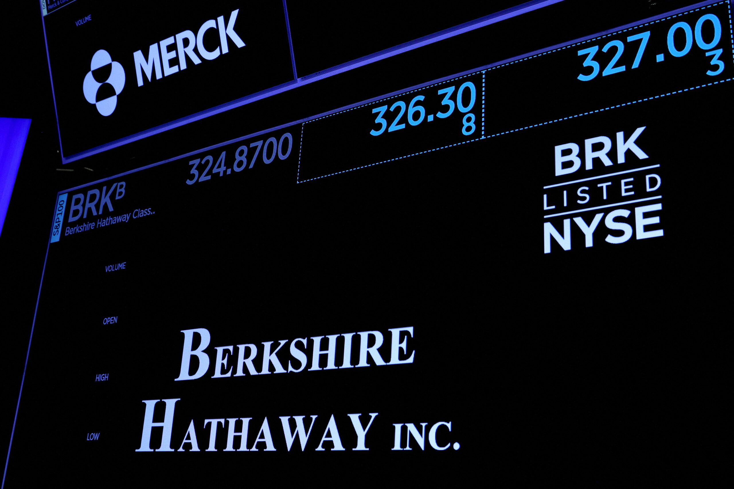 Berkshire Hathaway Becomes Seventh Us Company to Surpass Trillion Market Value