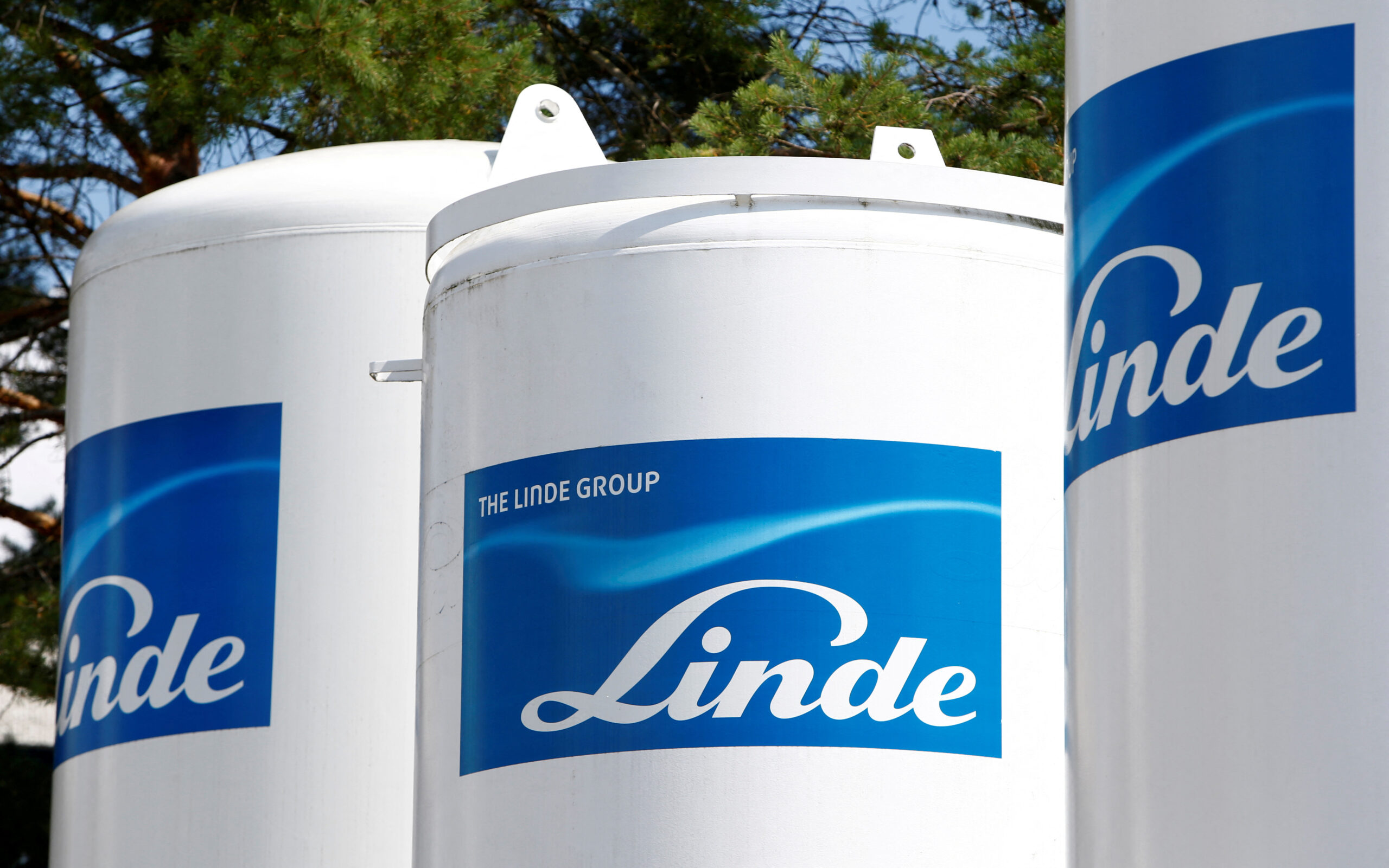 Linde nasdaq Lin Beats Q3 Estimates but Lowers Full year Outlook