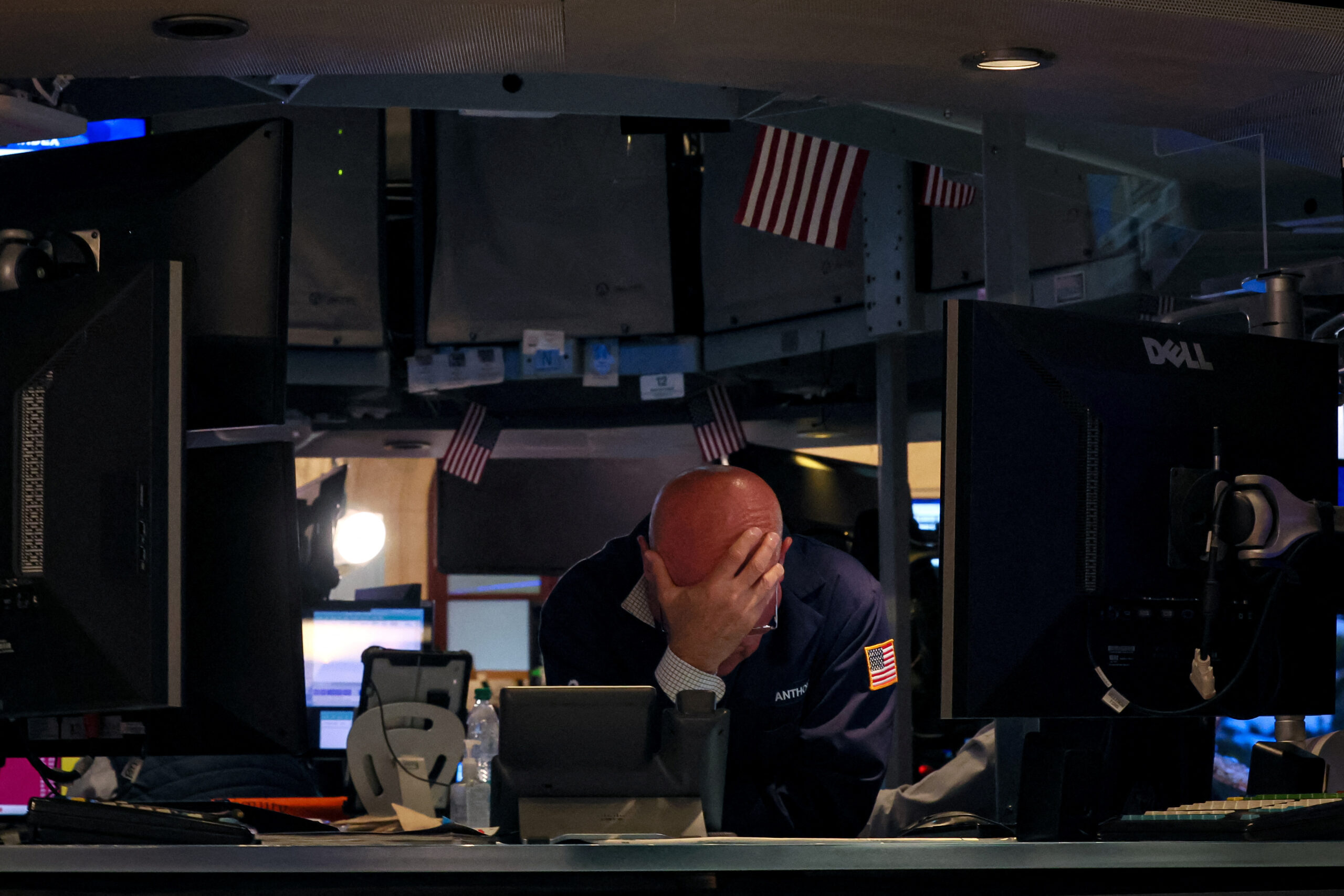 Wall Street Sinks Nasdaq Sp 500 Tumble 3 Each on Us Recession Fears