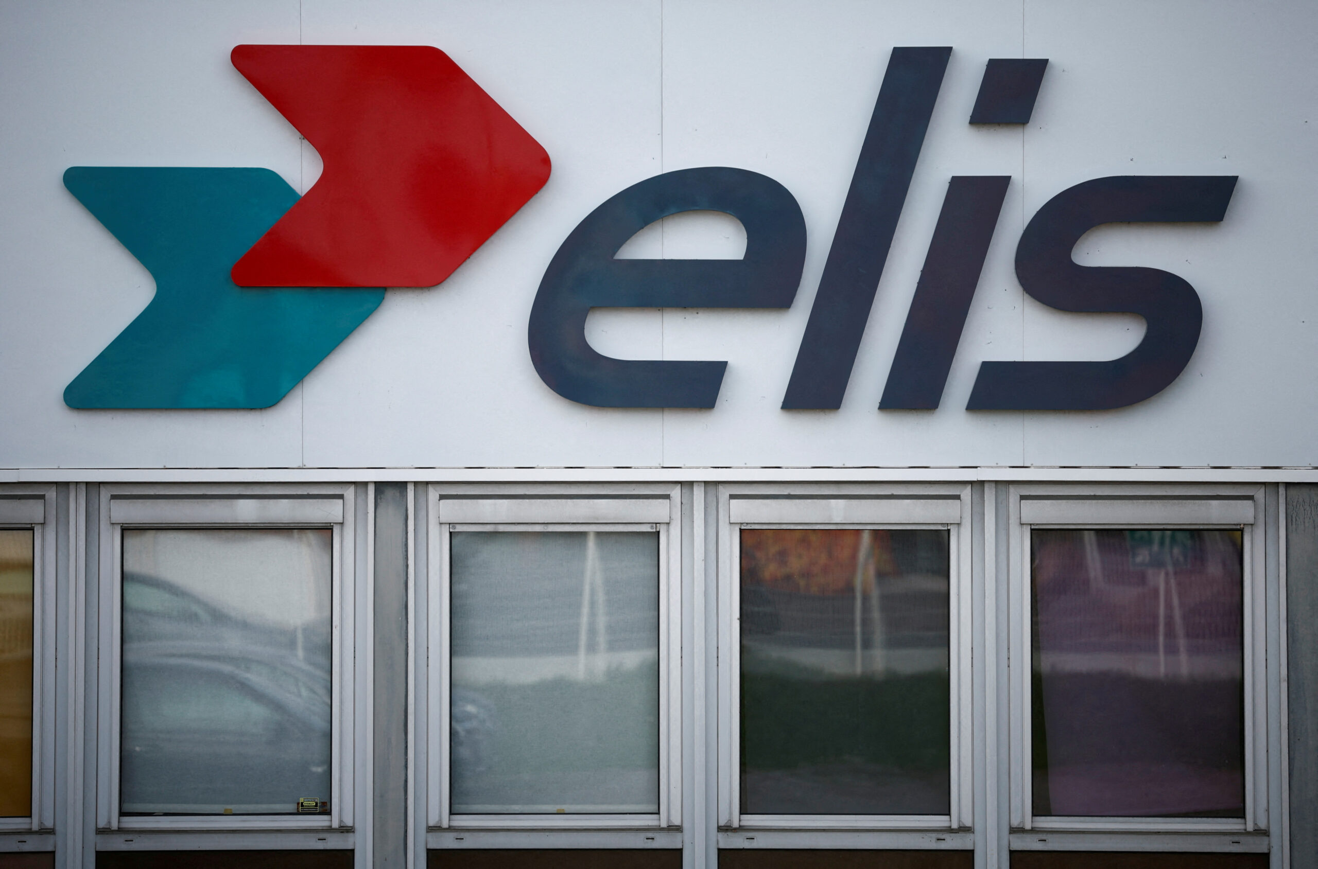 France's Elis Targets Us Uniform Supplier Vestis nyse Vsts for Acquisition Reuters Reports