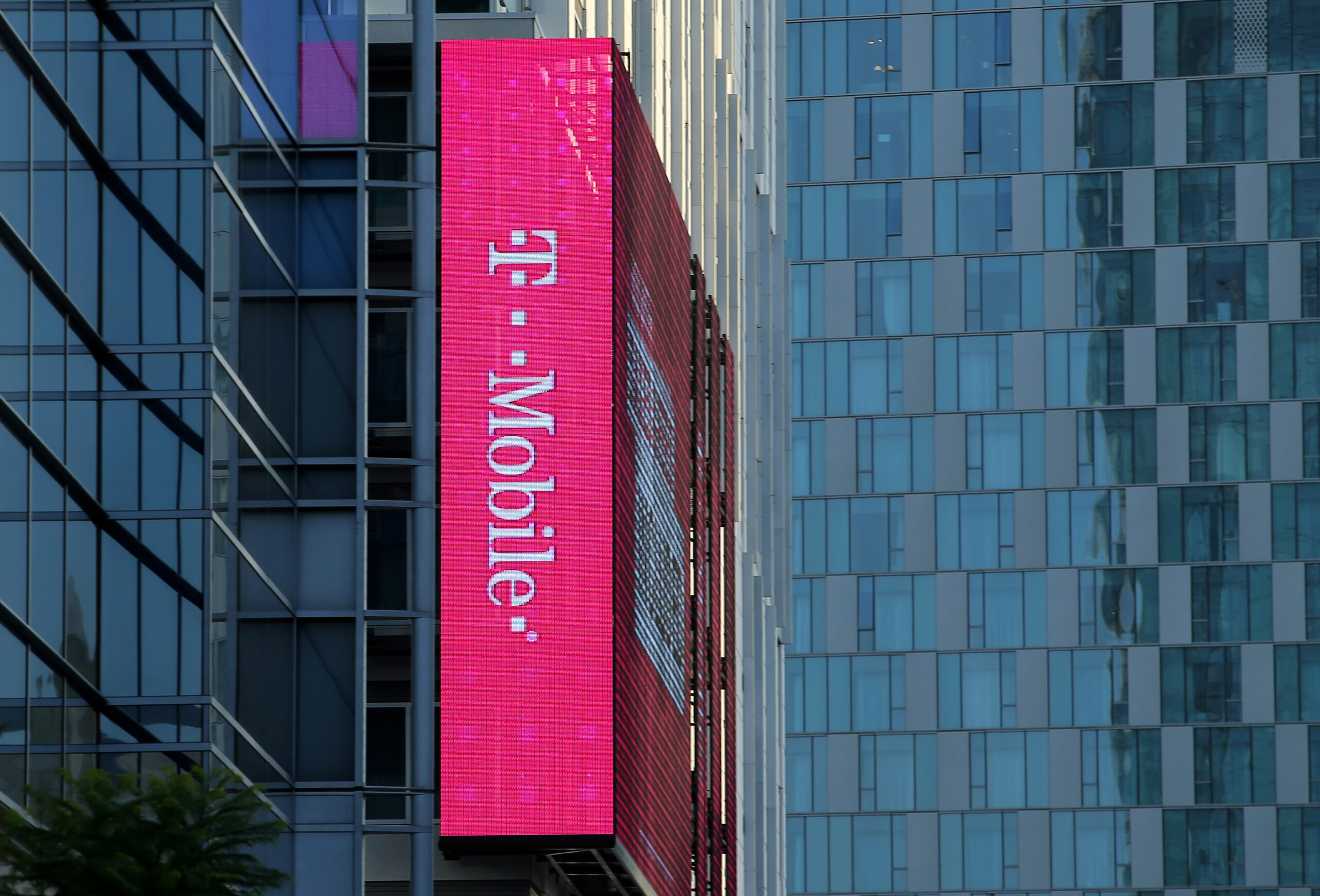 T mobile Us nasdaq Tmus Beats Wireless Subscriber Growth Estimates in Q3 Stock Jumps