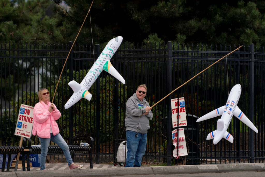 Boeing to Issue Layoff Notices to Thousands Next Month Union and Source Say