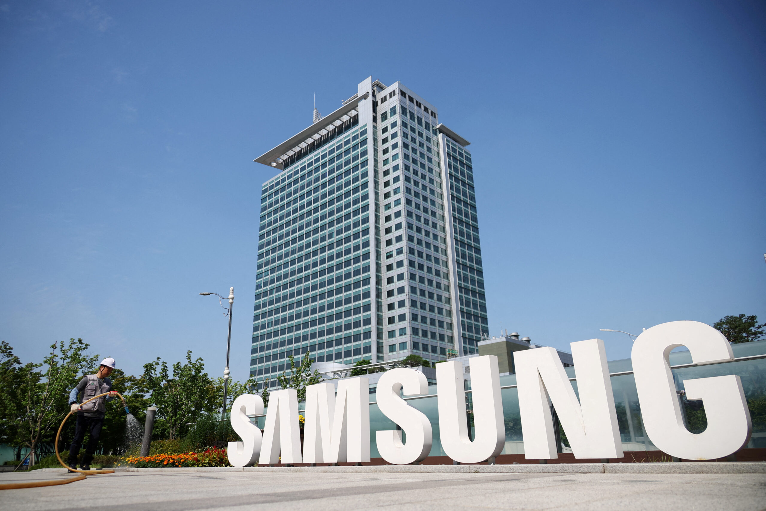 Samsung Delays Receipt of Asml Chip Gear for New Us Factory Sources Say