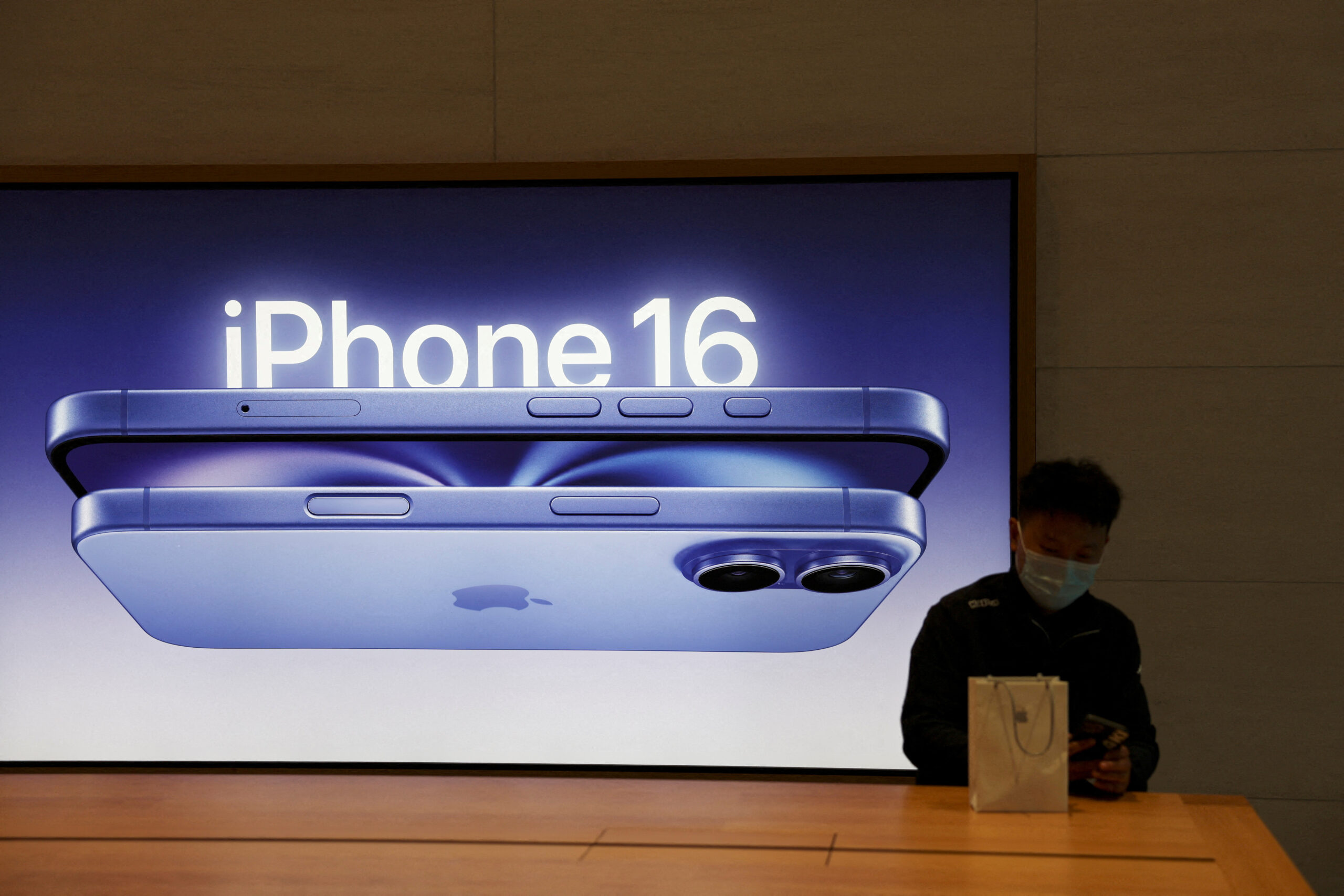 Apple nasdaq Aapl Set for Biggest Revenue Jump in Two Years on Iphone Demand in China