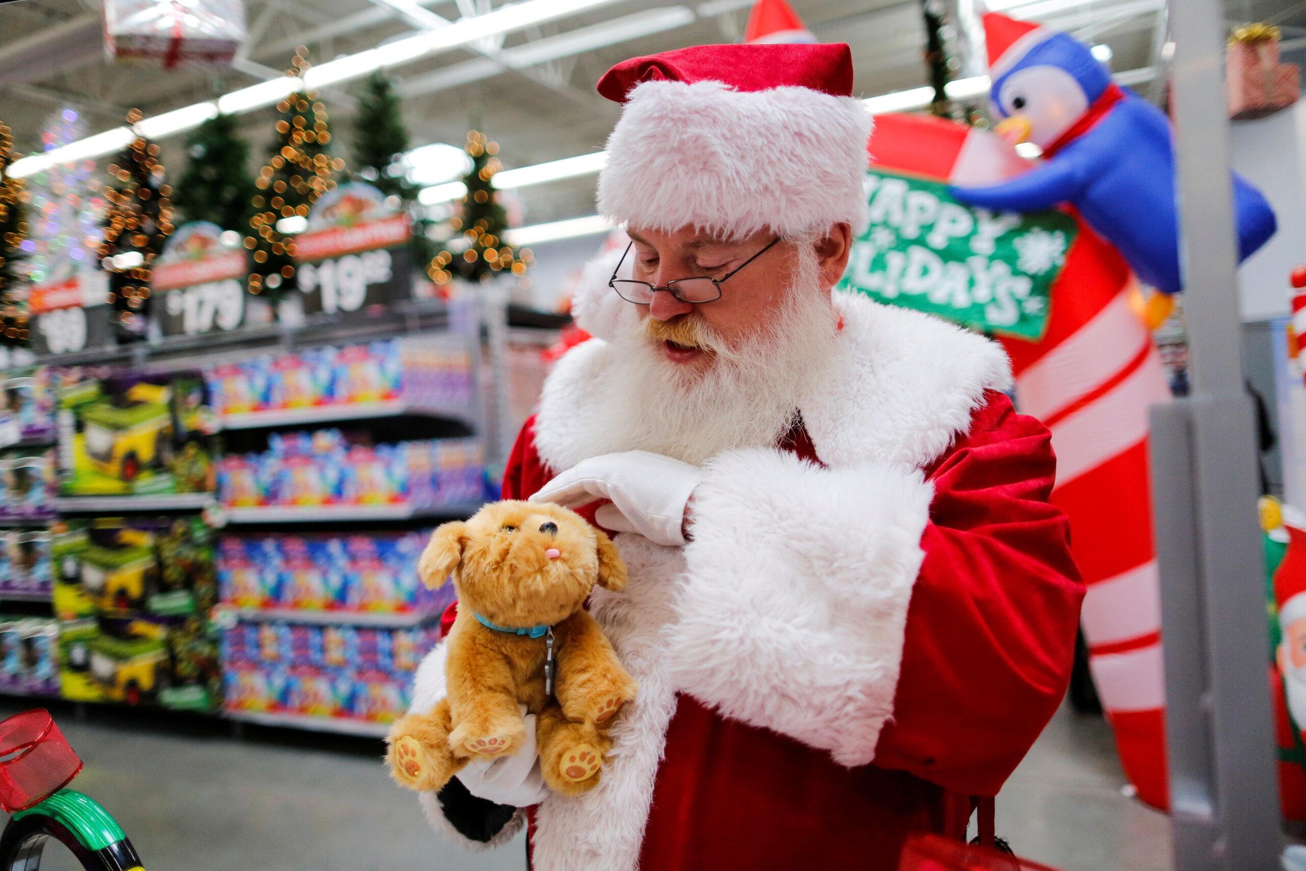 Walmart and Peers Import Fewer Christmas Items Ahead of Tepid Holiday Season