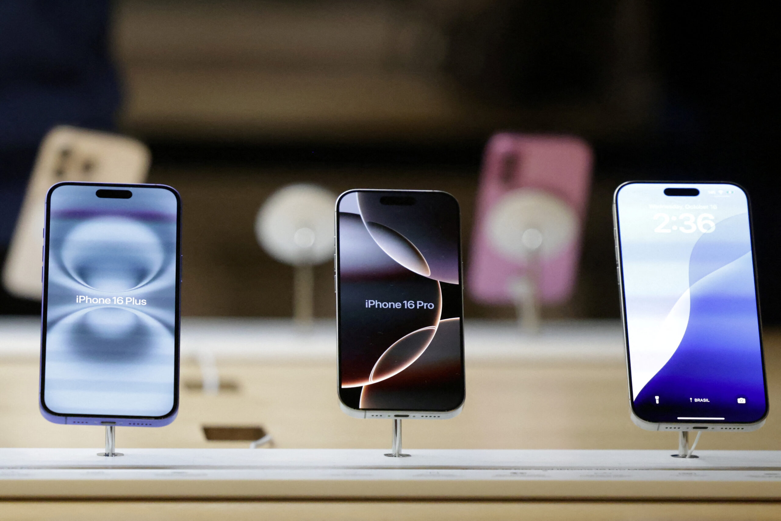 Apple Samsung Smartphone Shipments Fall in Q4 As China Competition Bites Idc Says