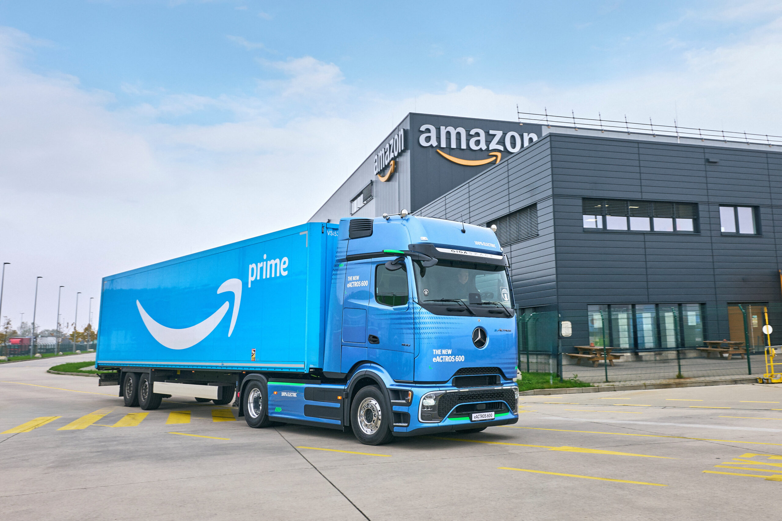 Amazon Orders 200 New Electric Heavy Trucks from Daimler for Germany Uk