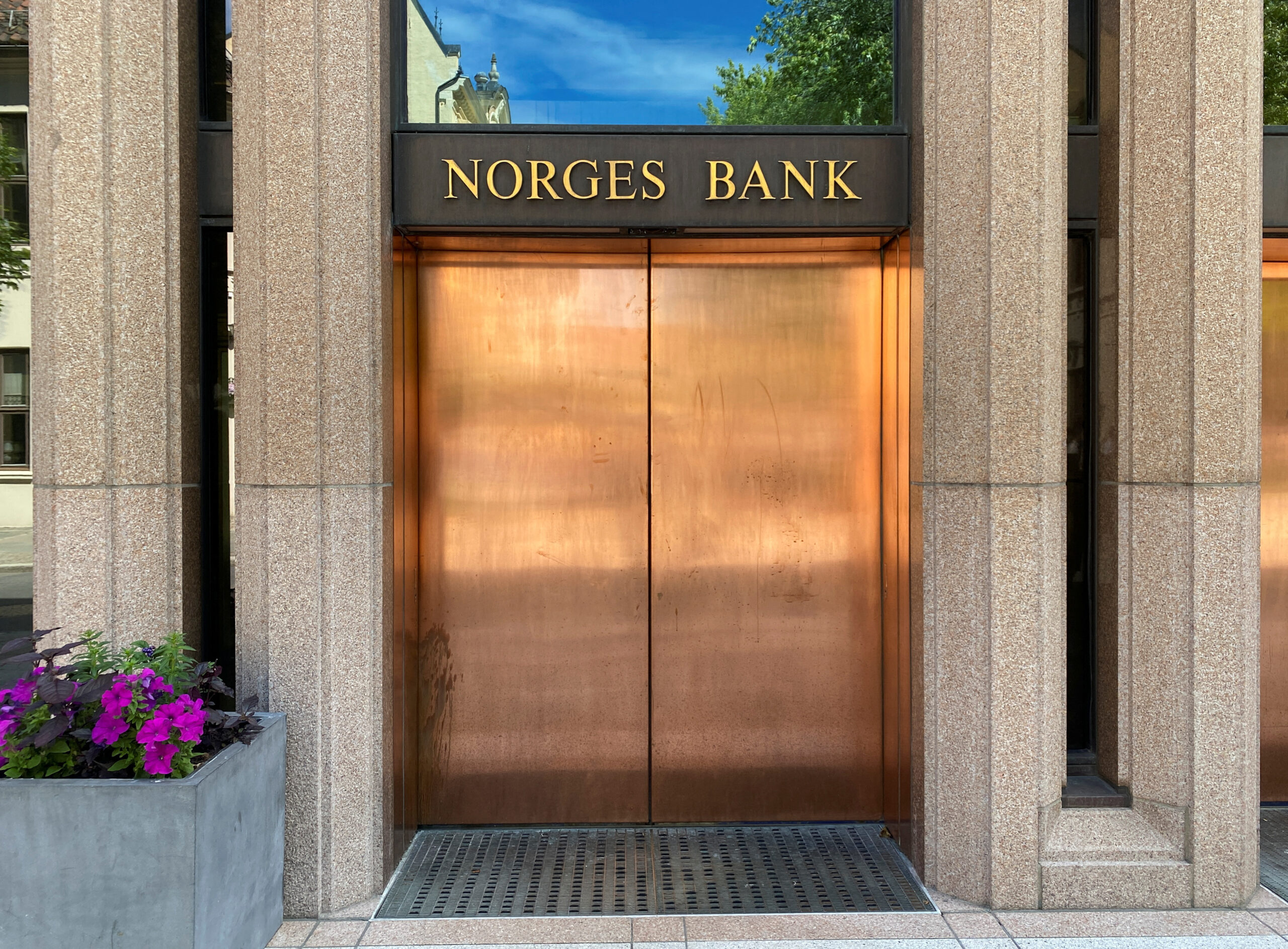 Norges Bank Votes for Activist's Four Candidates in Air Products Board Fight